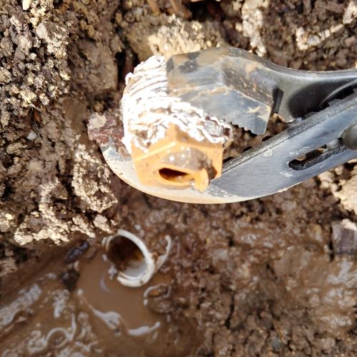 Avoid getting mud or debris in the threads